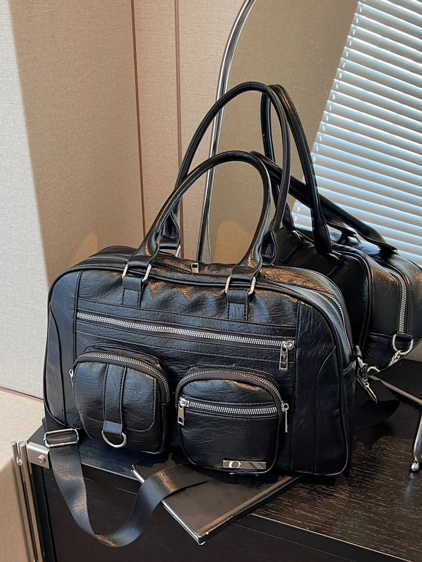 Solid color casual travel bag, pocket luggage storage bag with wet and dry separation independent fitness bag, simple commuter bag, versatile and fashionable one-shoulder crossbody bag, niche design fashionable tote bag, Casual Sports Bag, Sports Gym Bag