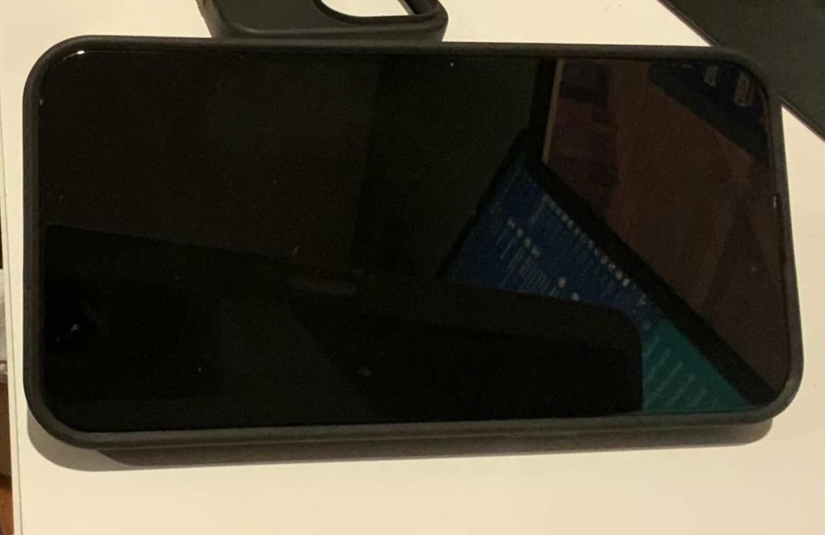 Item: black, iPhone 15 Pro Max