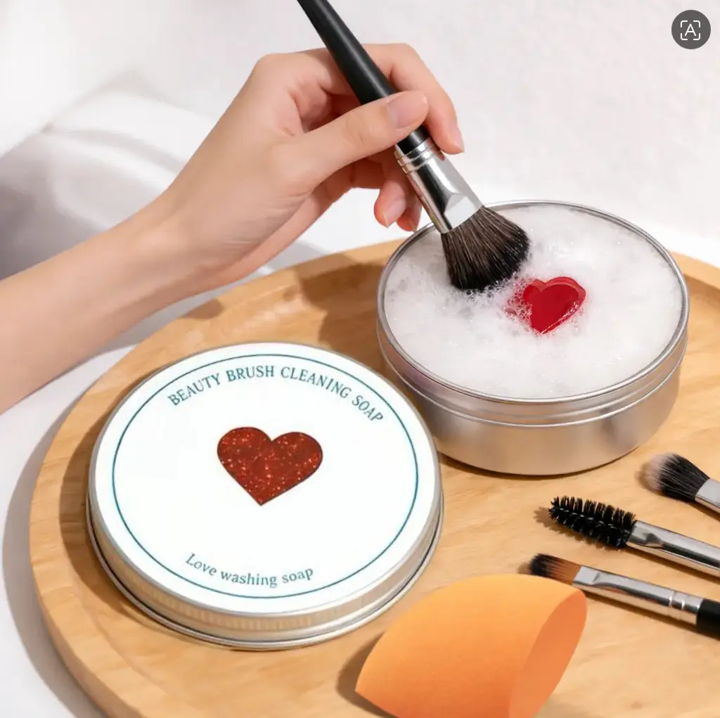 Makeup Brush Heart-Shaped Cleansing Soap Solid Soap Cleanser for Makeup Brushes Includes Color-Removing Sponge Brush Cleaning Pad Silicone Makeup Brush Cleaning Tool Removes Eye Shadow Pigment