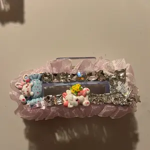 Medium Hair Claw with Unique Design and Decorative Elements