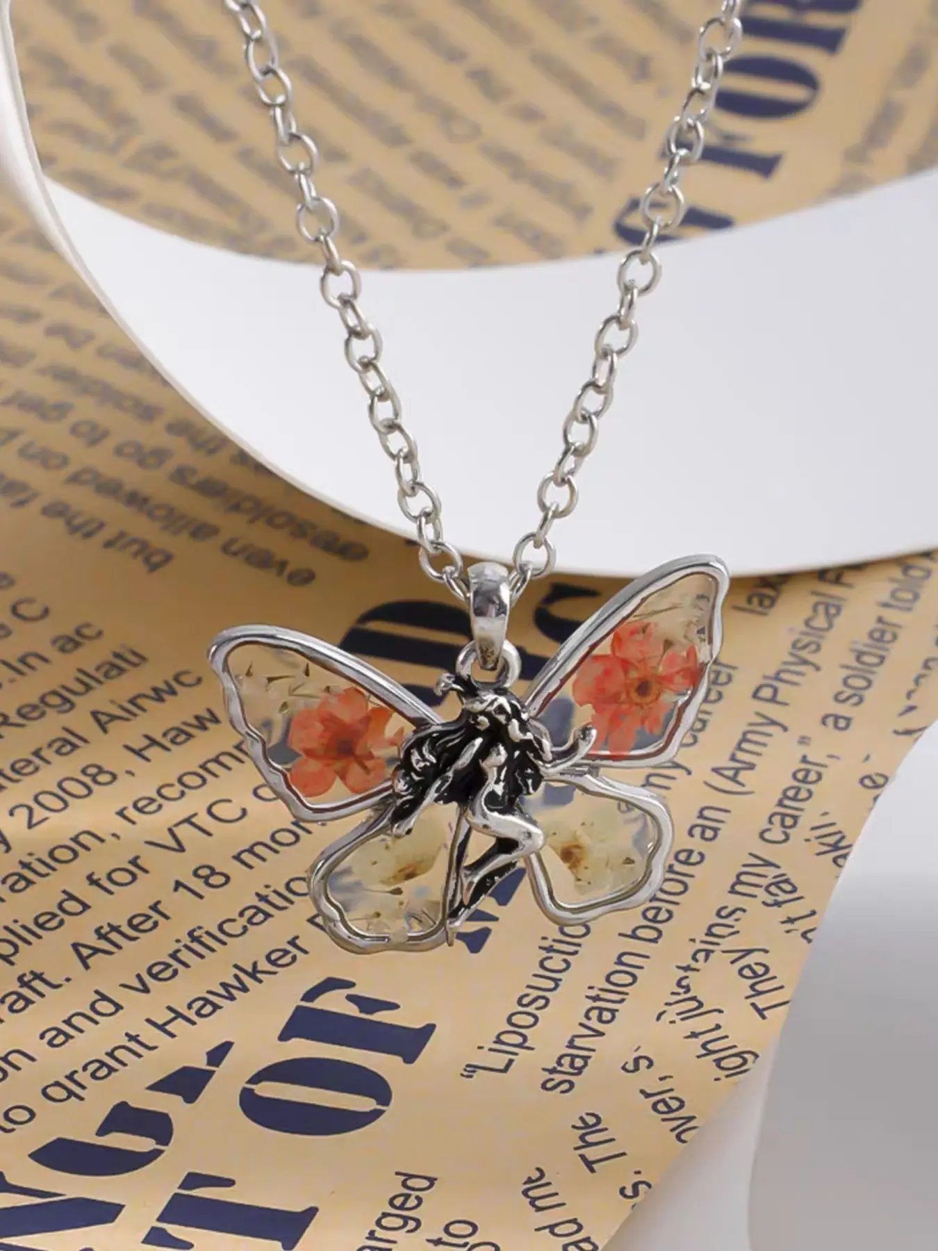Butterfly Dried Flower Pendant Necklace, Soft Forest Style, Transparent Resin Wings, Daily Wear, Travel Atmosphere Accessory