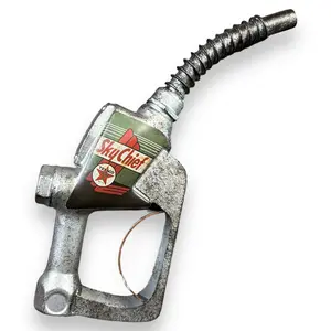 Chevron Retro Vintage-Inspired Gas Pump Nozzle Wall Decor, Lightweight Metal Frame Wall Art, Pre-Drilled Print for Home Decoration, Artistic Home Supplies