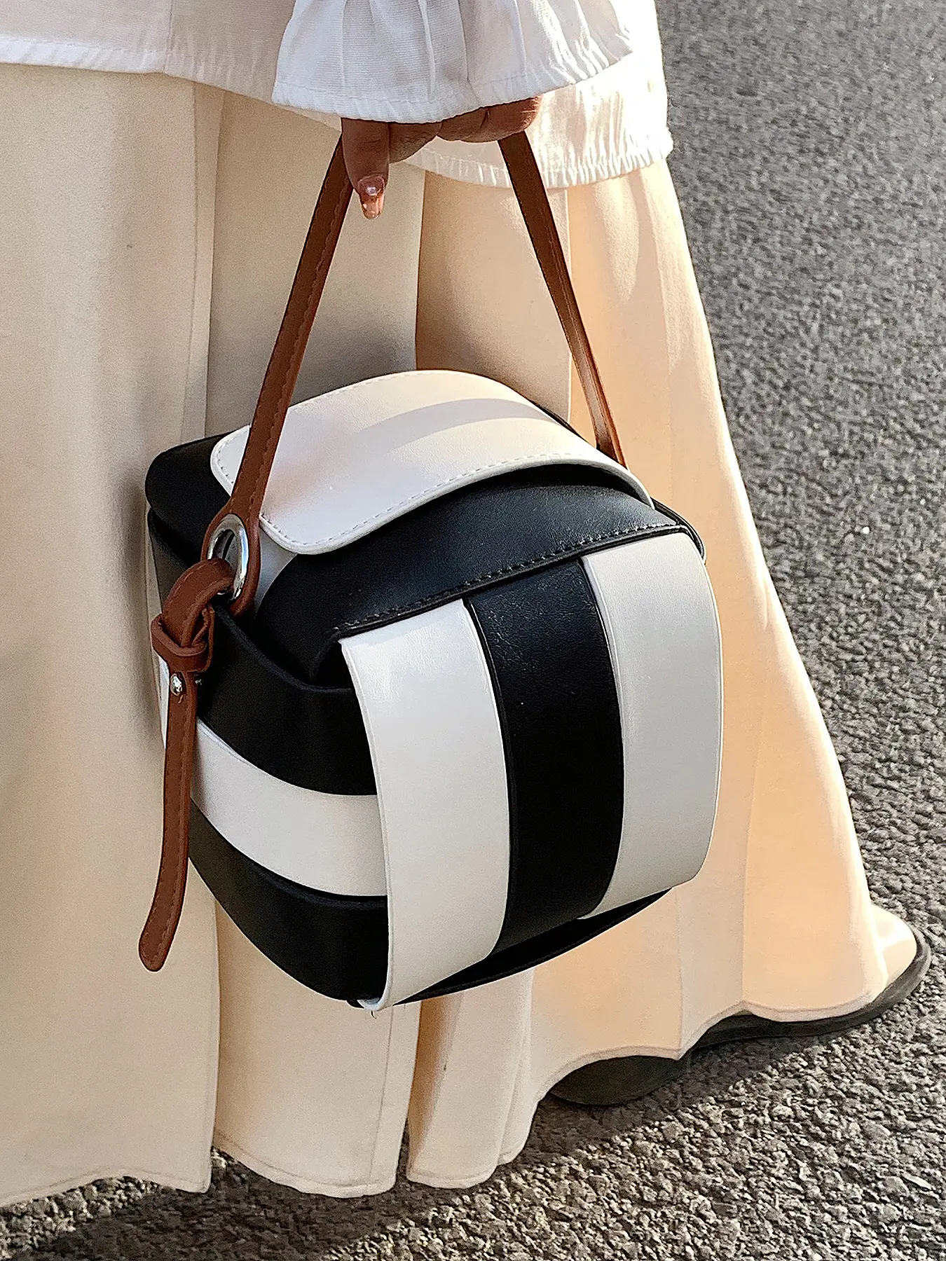 black square bag with niche design, Chic crossbody bag, simple one-shoulder small bag decorated with metal chain, small, versatile and available in multiple colors, suitable for daily commuting, shopping, Crossbody Chain Bag