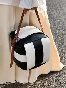 black square bag with niche design, simple and fashionable one-shoulder small bag decorated with metal chain, small and exquisite, versatile and available in multiple colors, suitable for daily commuting, shopping, etc., Crossbody Chain Bag