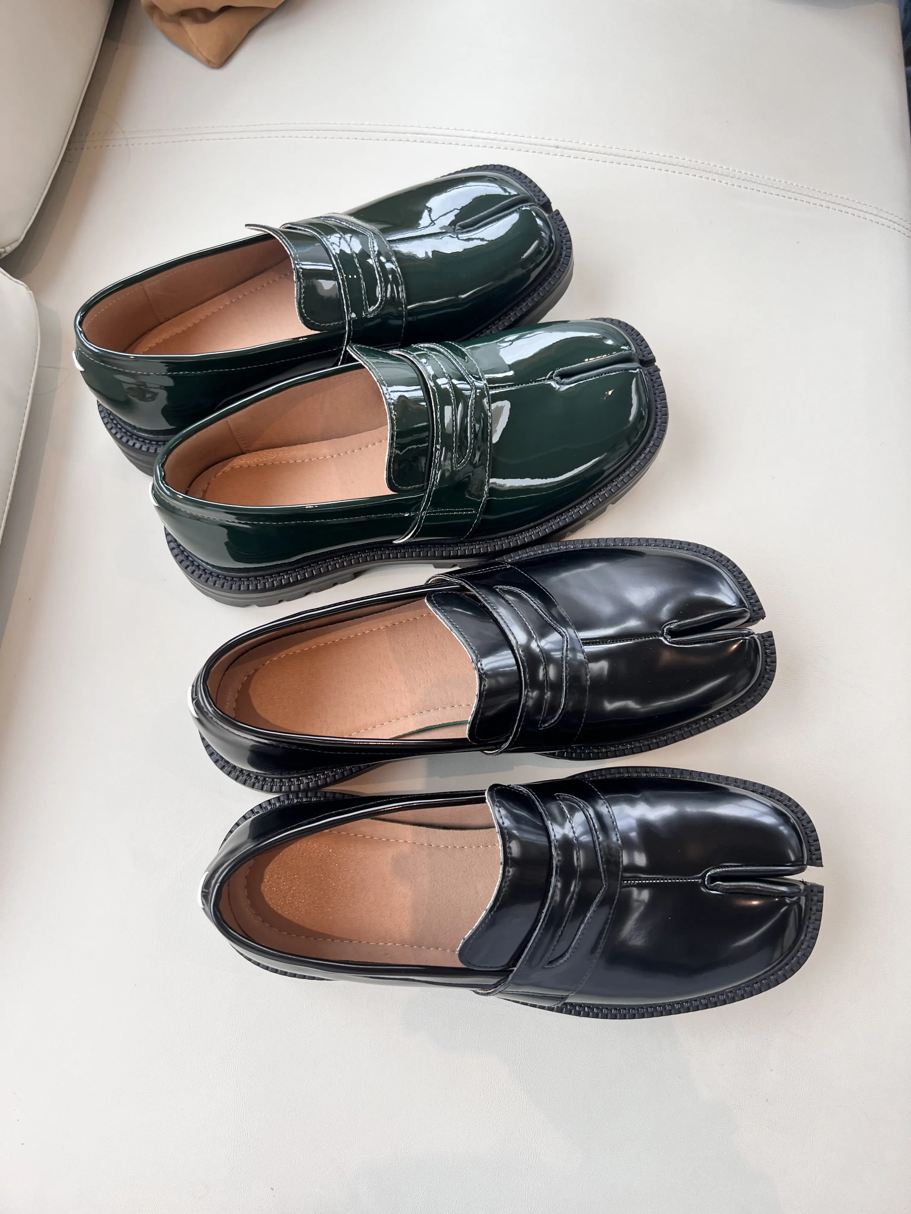 Men’s loafers—glossy lacquered leather slip-on dress shoes with a thick, soft sole; fashionable square-toe design that pairs easily for everyday wear, commuting, office settings, and street styles; suitable for spring and autumn and goes well with various