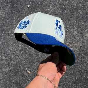 New Era LA Dodgers White 9FORTY Cap Blue Contrast Embroidered Logo With Bleed Blue Detail, Adjustable Fit, Gorra Para Hombre Y Mujer