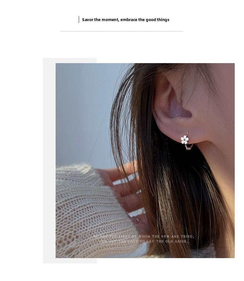 Small daisy flower earrings for women, ins niche design, simple and sweet new earrings