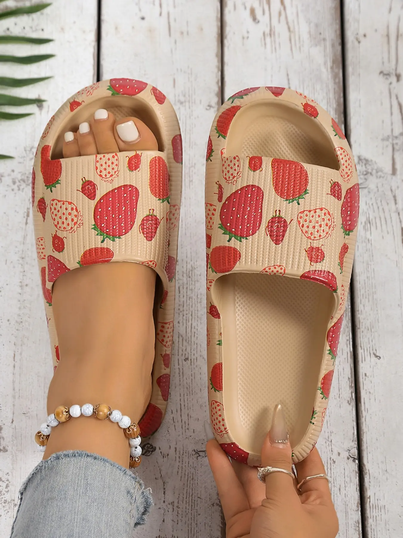 Women's Summer Thick Sole Non-Slip Comfort Slide Slippers, Outdoor Casual Cool Strawberries Printed Beach Sandals, Fashionable Large Size Shoes, Eva Slippers, Thick Soled Slippers, Casual Slides