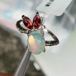 Alma de Llama – Anillo de Ópalo Natural y Granates en Plata 925