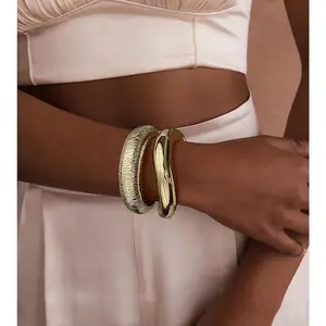 3Pcs Chunky Gold Bangle Bracelets for Women Trendy Wide Wrist Cuff Bracelets Stack Statement Bangle Fashion Jewelry Giftts High-Quality Alloy 14k Gold Plated Hypoallergenic Stackable Bangle Bracelet