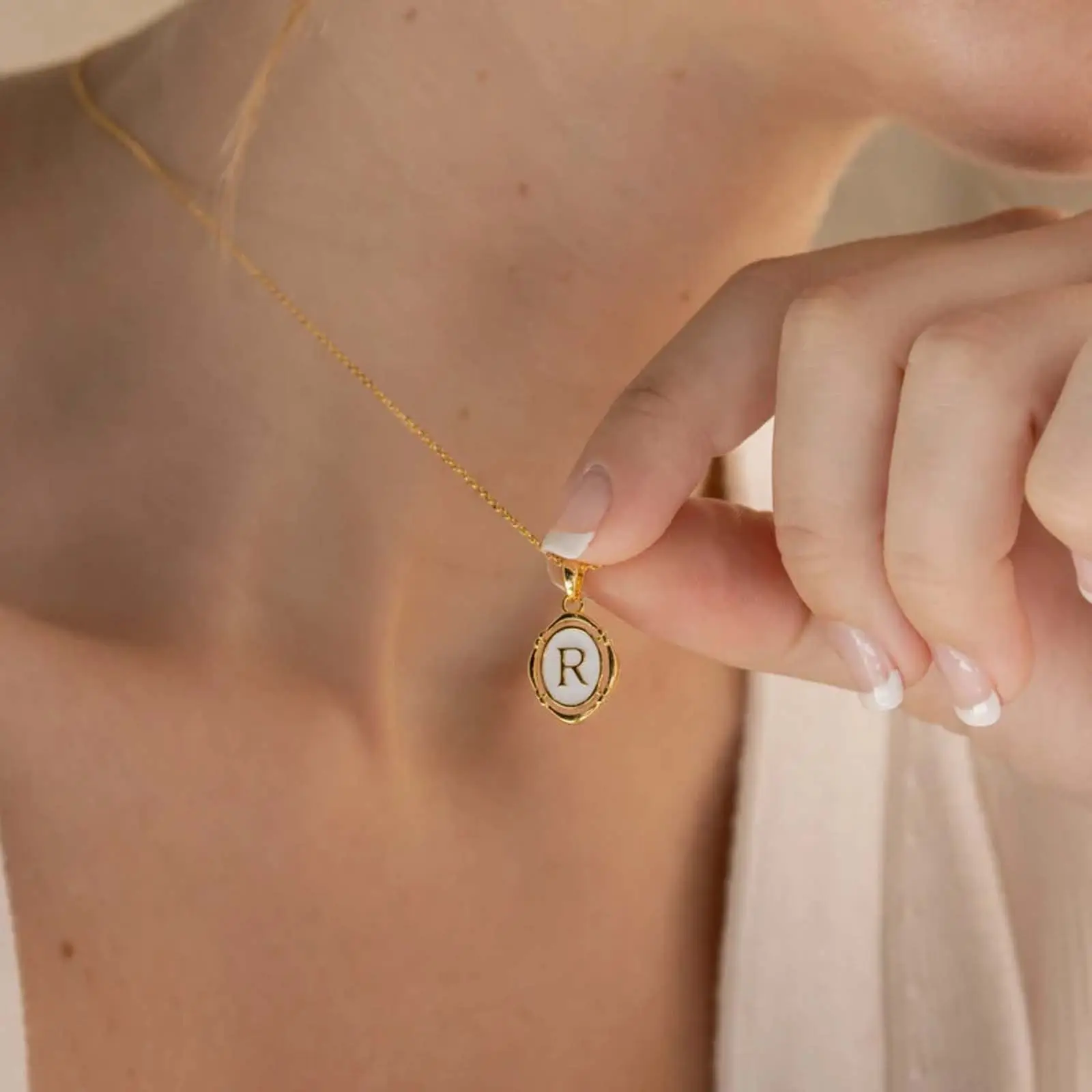 26-letter initial necklace, oval design with enamel detailing, a stylish and elegant clavicle chain, perfect as a holiday gift.