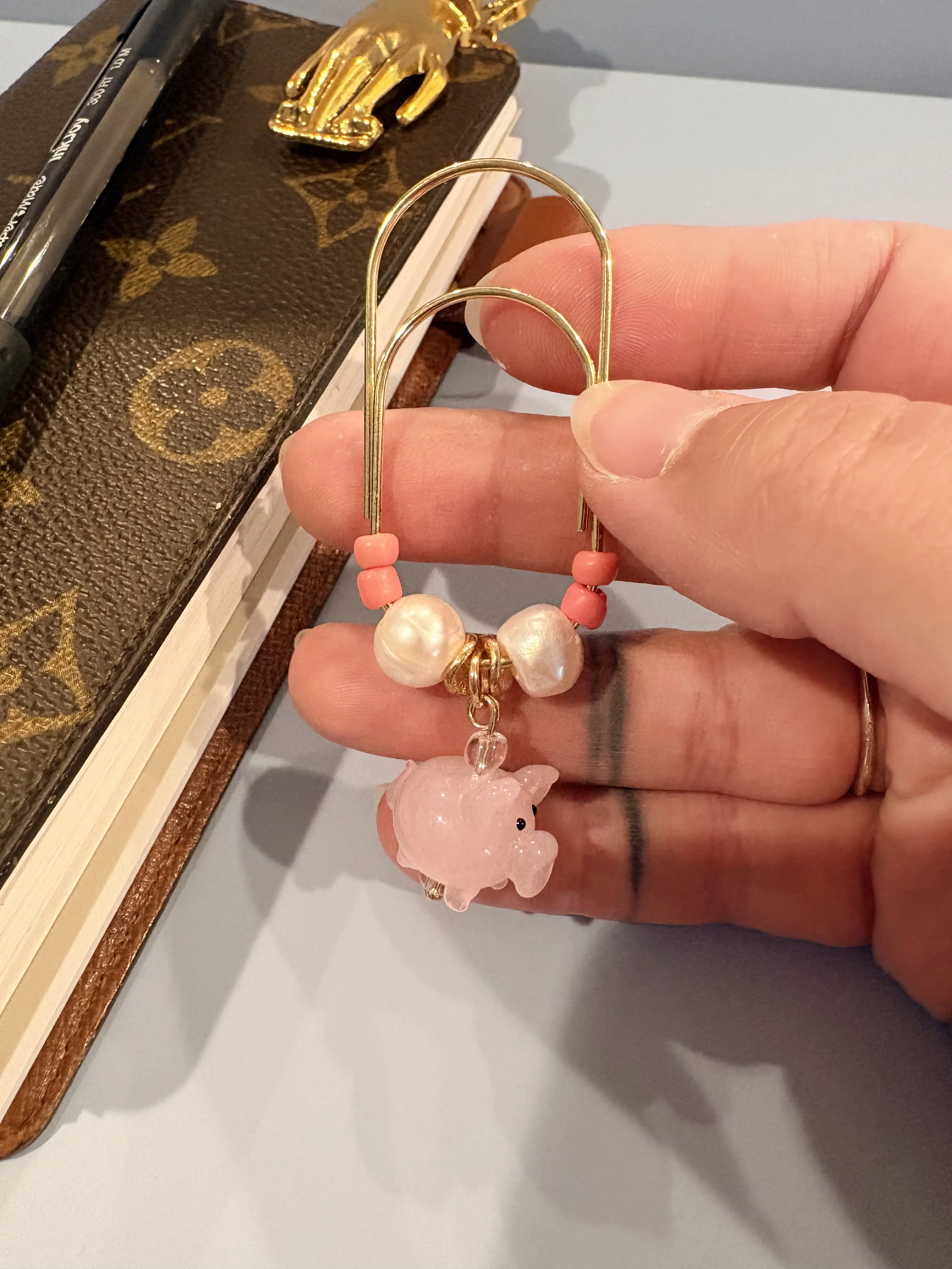 Elegant Pearl & Pink Cute Pig Glass Bead PaperClip Bookmark for Notebook and Planners - Gold Jumbo Paperclip wit Charm - Perfect for Organizing Pages
