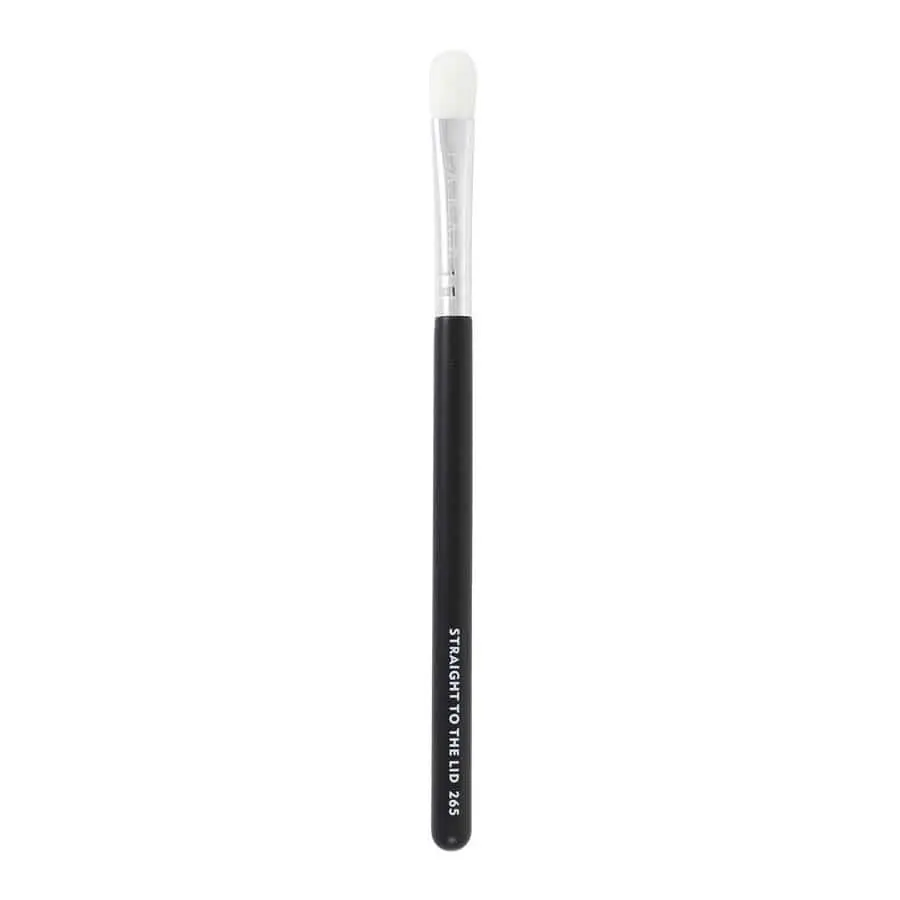 Straight To The Lid 265 - Flat Brush With an Oval Tip Perfect For Cut Crease And Precise Application