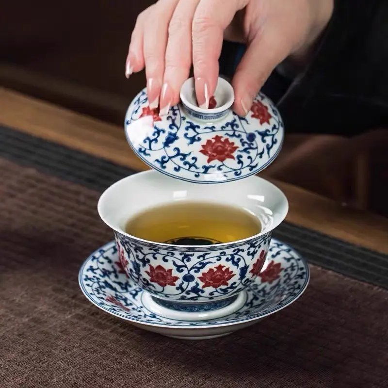 Handgefertigtes Teegeschirr aus Jingdezhen,China:,San-Cai"-Schale aus blau-weiBemPorzellan mit Landschaftsmotiv, Gongfu-Teeservice
