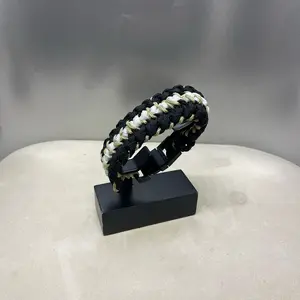 Weaved paracord cord bracelet, black and whitel