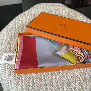 Pre-owned HERMÈS Silk Bag Accessories "Centered Rhyme" Scarf (Carré)