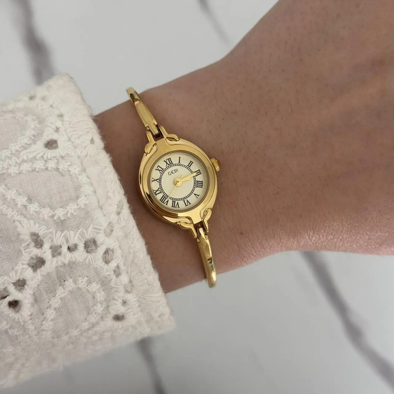 Women's Vintage Gold Minimalist Compact Metal Buckled Design Quartz Watch - Durable Adjustable Stainless Steel Buckle Bracelet, Classic Fashion Accessory with Gift Bag, Fast Delivery Gold Adjustable Quartz Watch (No Bulk), Buckled Design Quartz Watches
