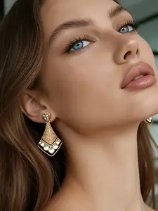 1 pair of retro elegant diamond studded earrings, with fan-shaped contours outlining elegant curves, complementing the broken diamonds. They are suitable for daily commuting, vacation and dating, and are also a surprising and exquisite small gift.