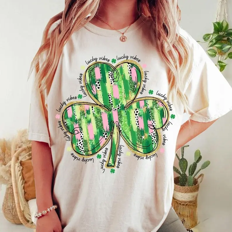 Women's Graphic T-Shirt, Retro-Style Checkered Shamrock Top, Fitted Cotton Round Neck Lucky Charm for St. Patrick's Day, Casual Wear, Tshirt, Trending, Tee, Crew Neck, Short Sleeve, Christmas, Bow, Shamrock Print, Trending Look