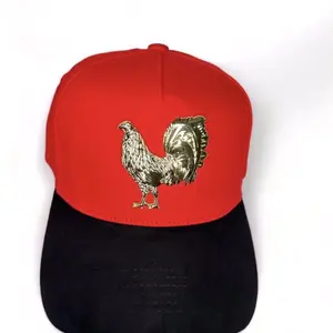 Gorra roja y negra con gallo de oro  de metal,  es una gorra suave y de buena cálida.