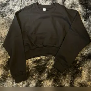 Black accolade cropped pullover