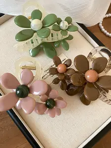 Summer Fresh Acrylic Flower Resin Hair Clip, Elegant Floral Design, Perfect for Women and Girls, Fashionable Hair Accessory, Durable and Lightweight