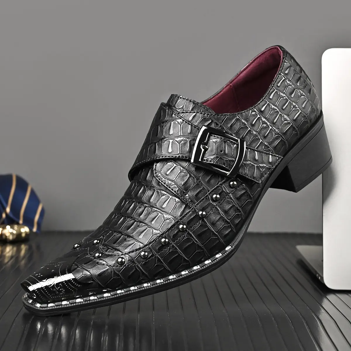 New men's business casual shoes, metal toe cap, embossed upper, classic design, comfortable lining, suitable for formal work and daily wear.