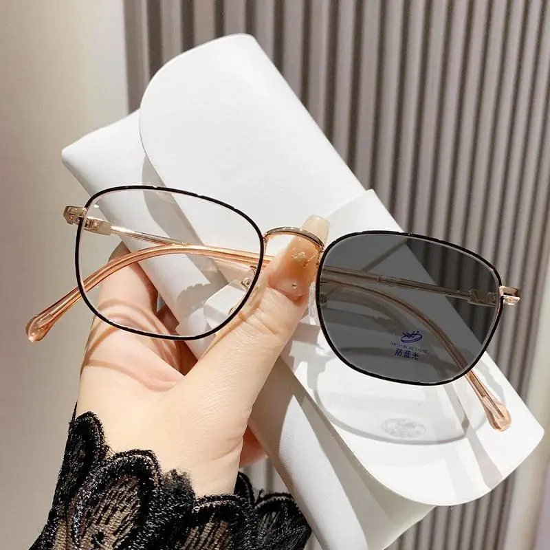 2024 Photochromic Reading Glasses Anti Blue Light High-definition Elderly Presbyopia Glasses Men Women Fashionable Glasses