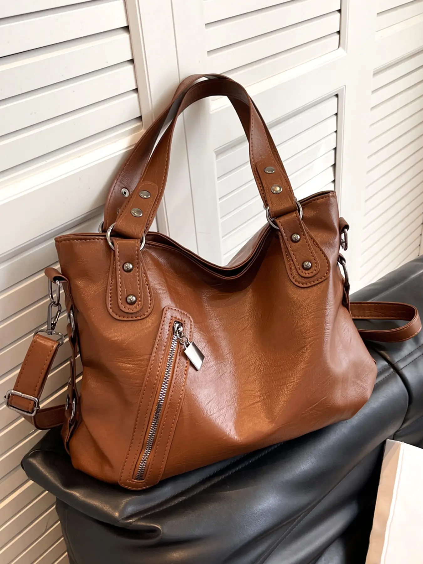Small design stylish retro single-shoulder bag, Casual shoulder bag, classic single-shoulder, crossbody, Hobo Shoulder Bag, metal rivet commuter bag, side zipper practical versatile, multi-color optional, suitable for daily travel, Cross Body Bags