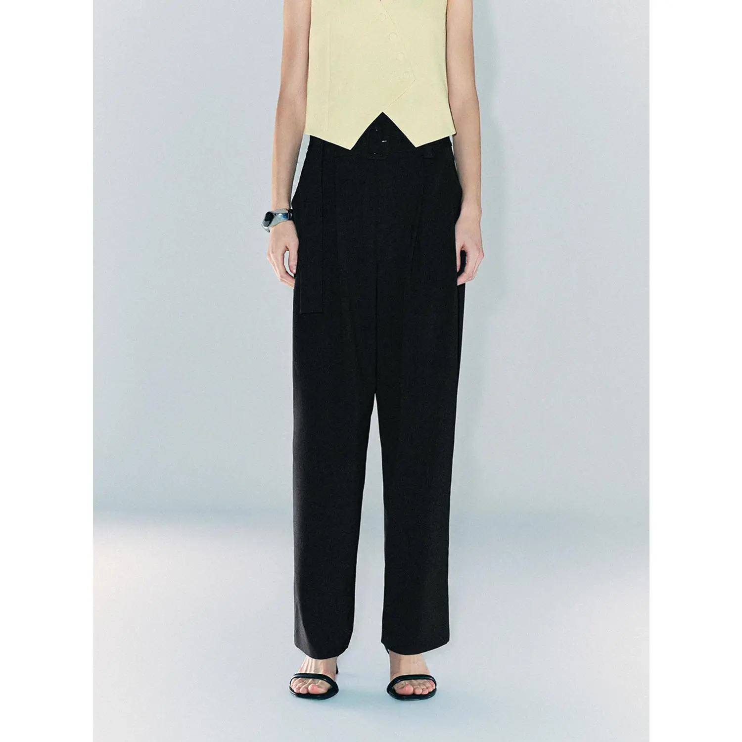URBAN REVIVO 2026 Spring Women's High-Waisted Stretchy Flattering Belted Barrel-Style Fitted Straight-Leg Tailored Pants, Lightly Elastic Multi-Size Business Casual Effortless Basic Bottoms (Black), Business Casual Pants, Effortless Pants