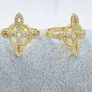 18K Oro laminado Anillo Nudo de Bruja