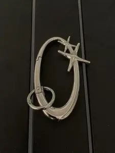 Trendy Oval Metal Keychain with Star Design, Press Spring Lock, Simple Unisex Couple Accessory, Stylish Bag Charm, Fashionable Key Ring