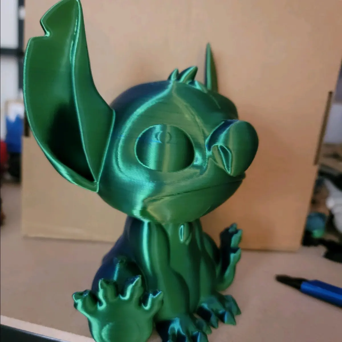 Dual color Alien Statue