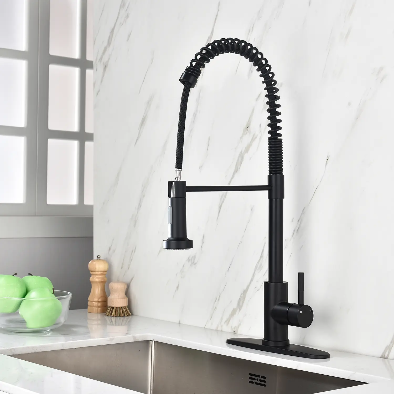 Kitchen Faucet with Pull Out Sprayer, High Arc 360° Swivel Kitchen Sink Faucet, Single Handle Kitchen Faucet, Corrosion & Rust Resistant Finish, Easy Clean Faucet for Kitchen, Utility Sink, Modern Design