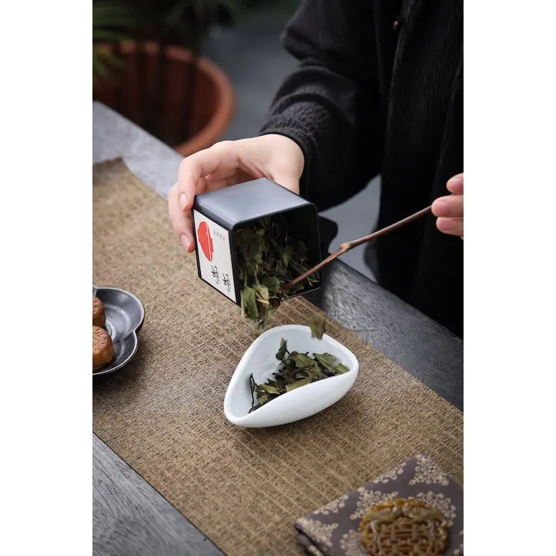 White Porcelain "Cha Ze" Tea Presentation Scoop