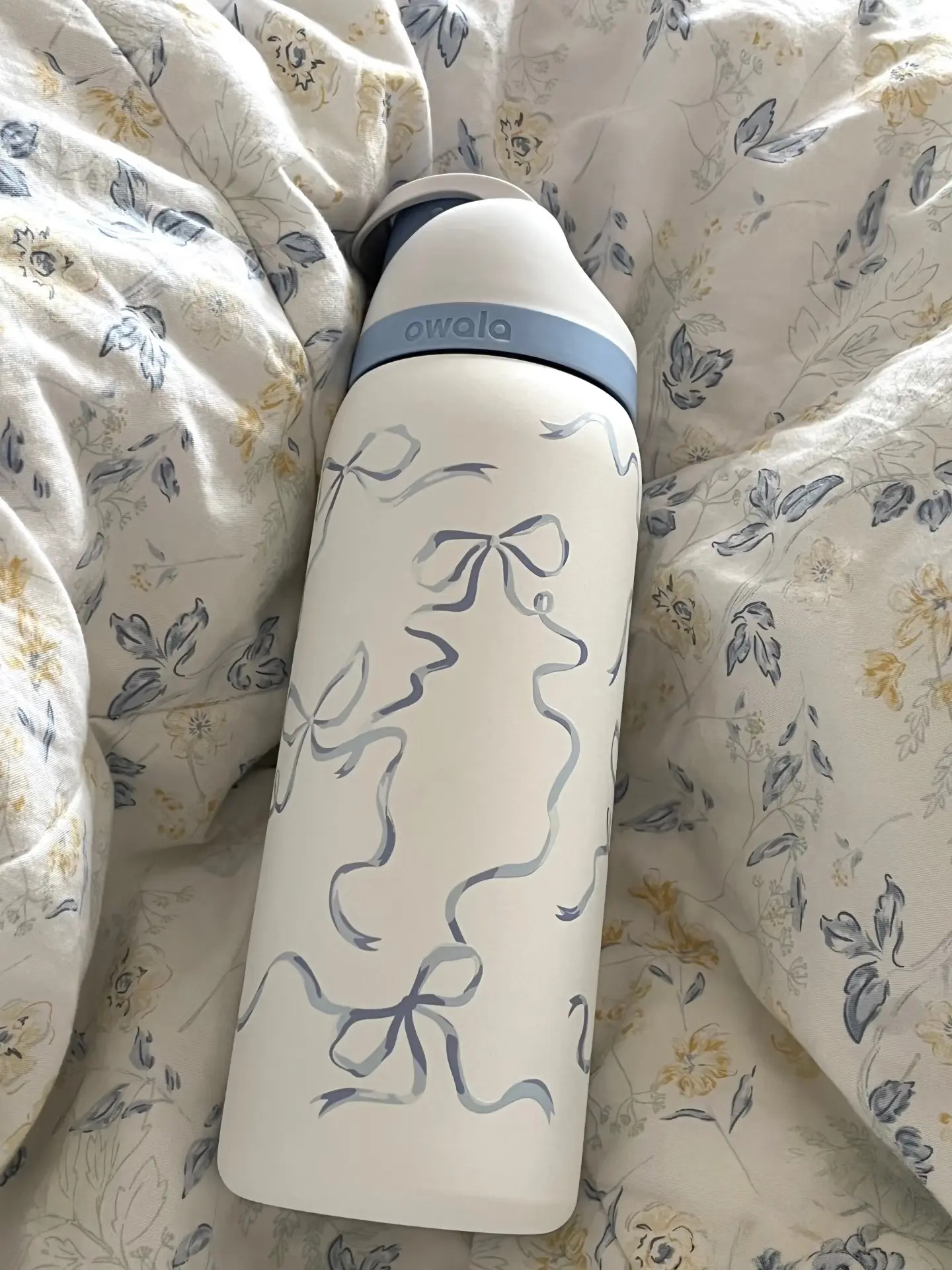 Owala 32-ounce stainless steel water bottle, available in multiple colors - a sports stainless steel water bottle with a straw. Owala 32-ounce stainless steel water bottle, available in multiple colors - a sports stainless steel water bottle with a straw.