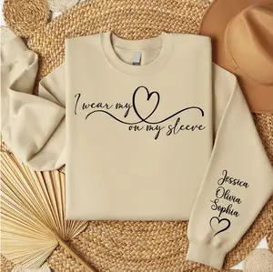 Women’s Letter Print Custom Sweatshirt – 'I Wear My Heart on My Sleeve' Personalized Pullover with Kids’ Names, Gift for Mom or Grandma