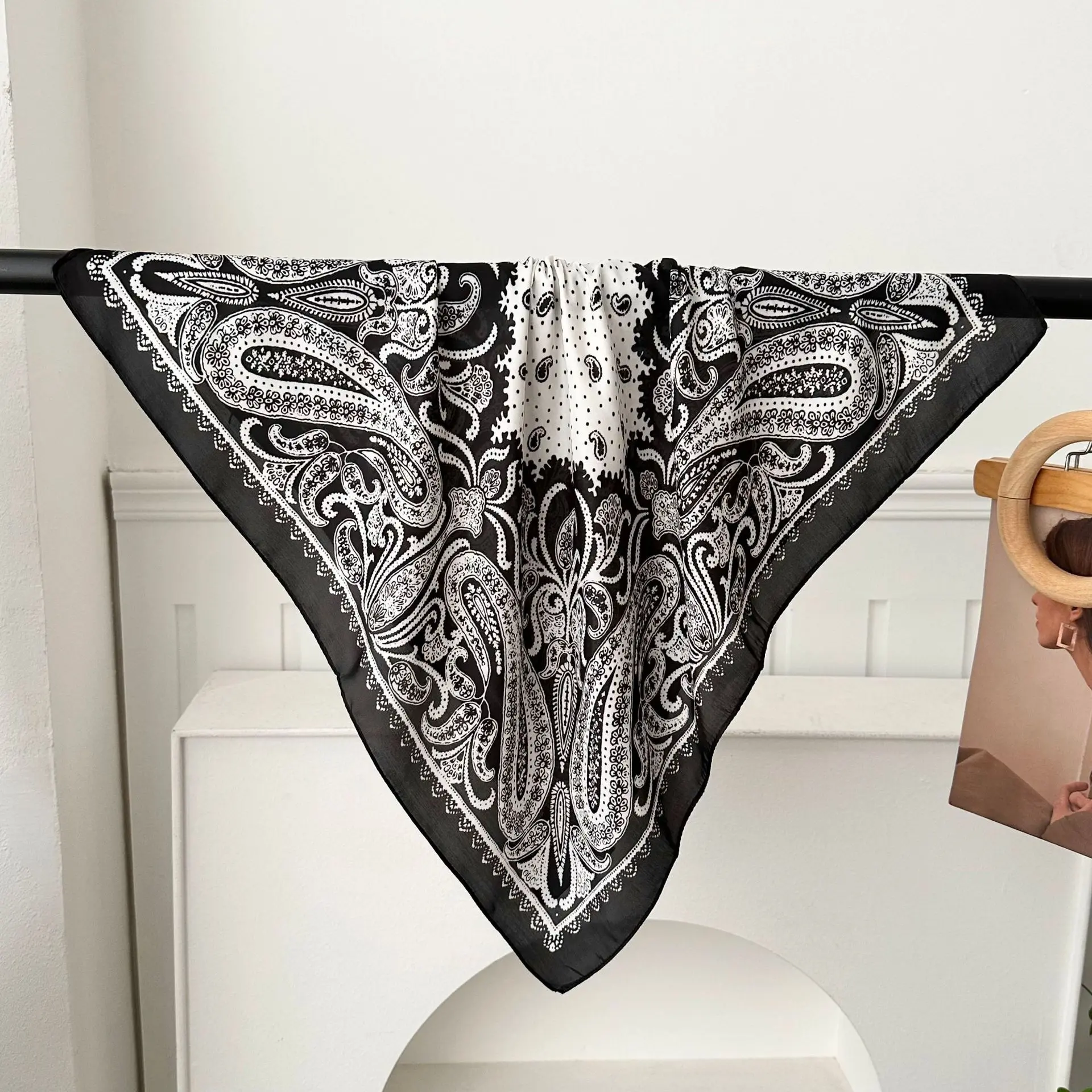 Big cashew nut polka dot black