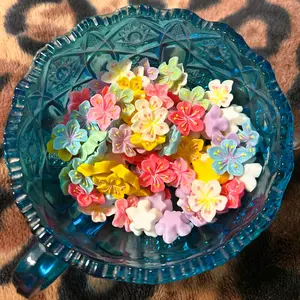 Hibiscus Flower Acrylic Croc Charm - Unique Garden Gift Accessory for Shoes & Bags - Floral Decor for Footwear - Waterproof & Fade-Resistant - 1.2 Inch Diameter