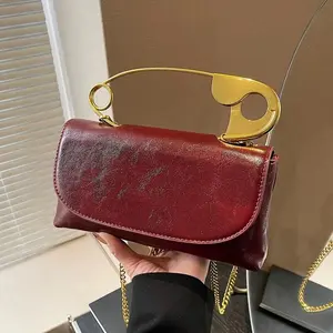 Stylish messenger bag, an exquisite and elegant chain-strap crossbody bag with a detachable shoulder strap and zipper closure, perfect for commuting, shopping, and dates.