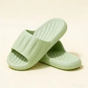 Unisex fashion solid-color striped home slippers; summer non-slip thick-soled bath slides with ultra-soft “stepping-on-poop” cushioning; lightweight breathable couple’s slides for indoor/outdoor wear; cloud-like slippers.