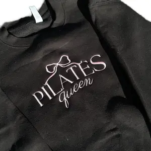 Pilates Queen Embroidered Crop Top – Fitness Girl Aesthetic, Workout Babe Shirt, Cute Gym Crop, Pilates Lover Gift, Trendy Activewear Pullover Womenswear Hoodie Sweatshirts