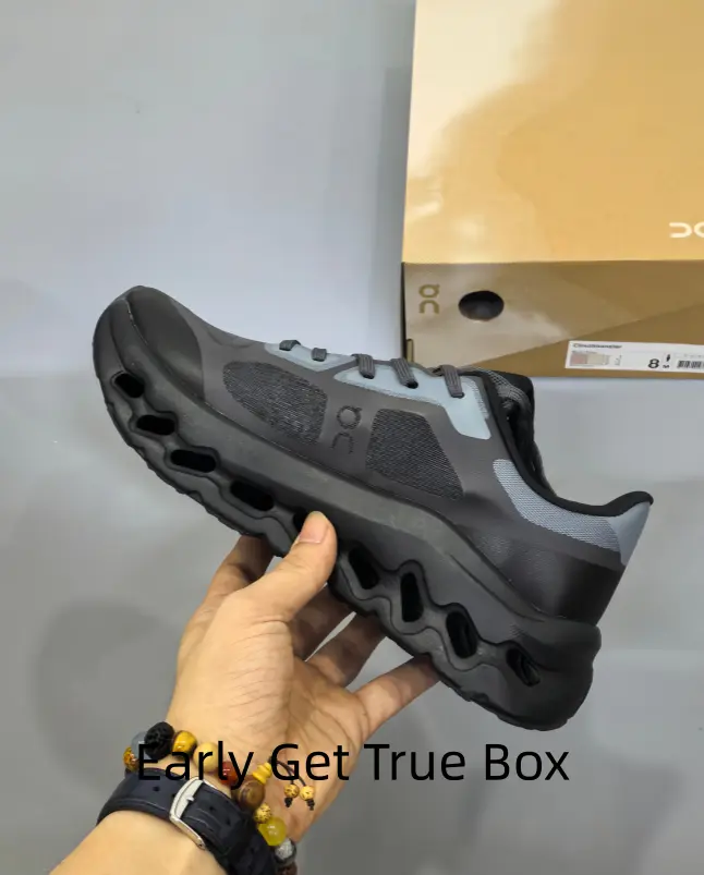 High-Cushion Athletic Trainers in Matte Black Finish with Dynamic Side Paneling – Perfect for Daily Workouts, Weekend Hikes & Modern Active Lifestyles