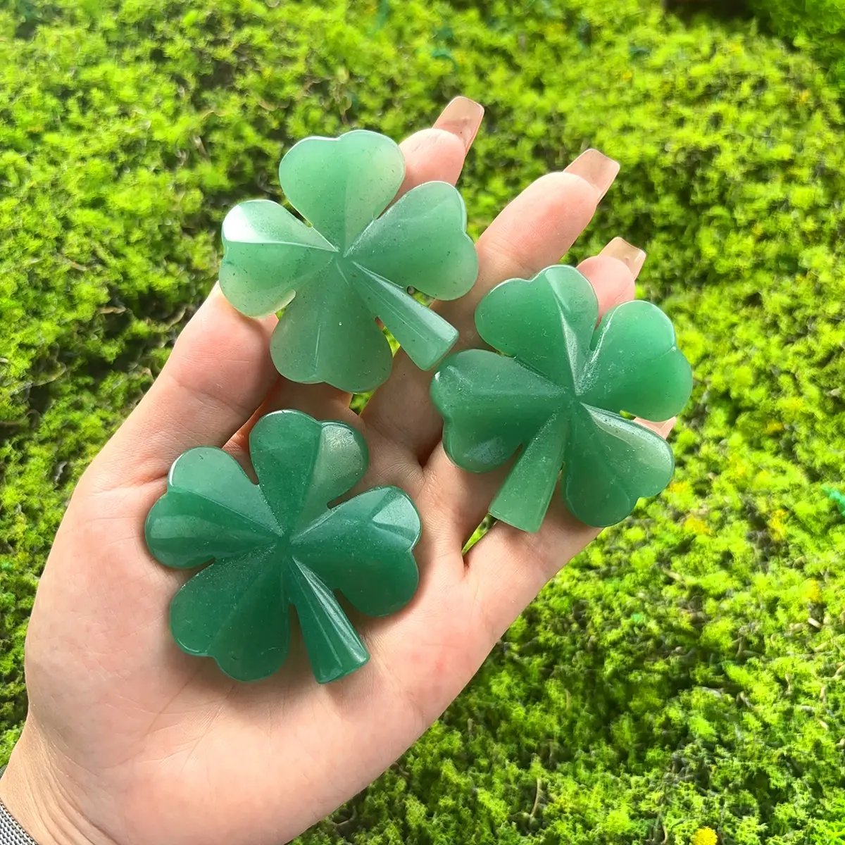 Natural Crystal Aventurine Quartz Crystals Four Leaf Clover, Clover Shape, Hand Engraved Healing Stone, Desktop Ornament for Home Decor & St. Patrick's Day Gift, Decoration, Crystal Decorative Ornaments, Unique Crystal Design