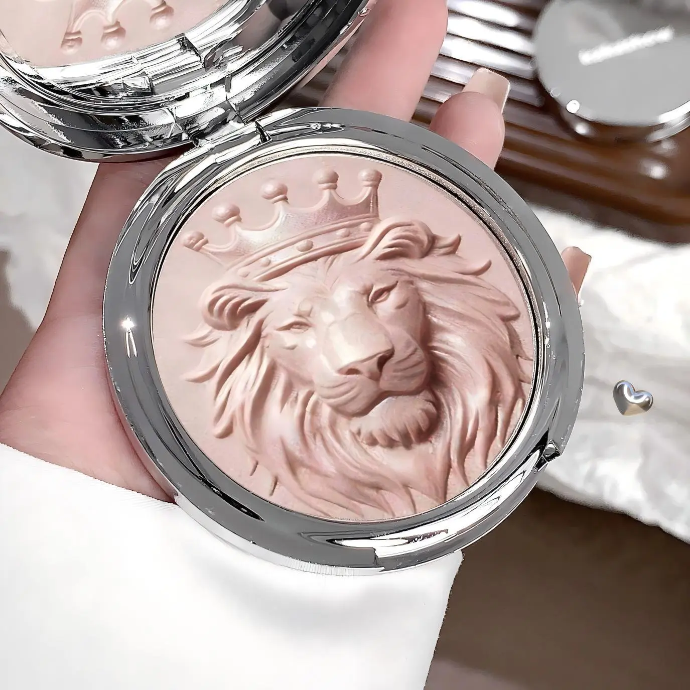 Lion Cosmetic Highlighter & Contouring Makeup, Face Brightening Product for Enhanced Facial Definition