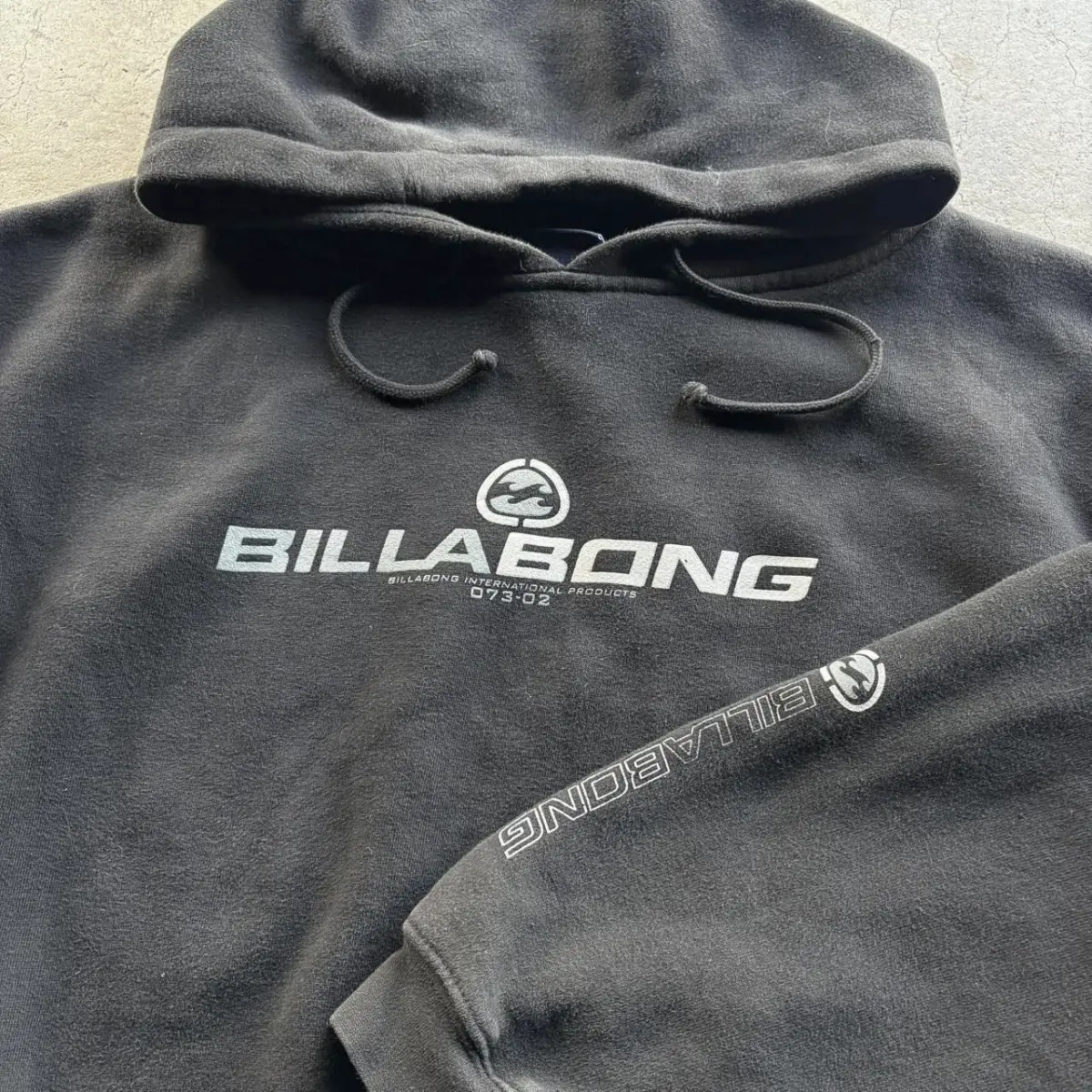 Nice vintage 2000s Billabong surf hoodie with sleeve hit