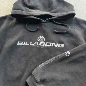 Nice vintage 2000s Billabong surf hoodie with sleeve hit