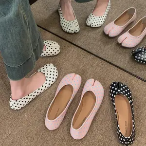 Women's dance shoes with polka dots split-toe women's shoes 2026 new spring casual wind polka dots flat-bottomed one-pedal split-toe shoes are not tired, low-top foot cover, three colors are available