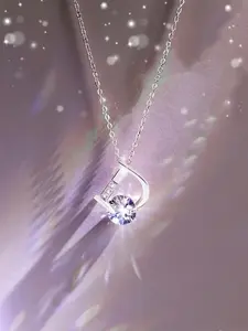 1 light luxury letter D inlaid diamond pendant necklace, fashionable and exquisite short collarbone chain with sweet style, suitable for women to wear necklaces for daily parties