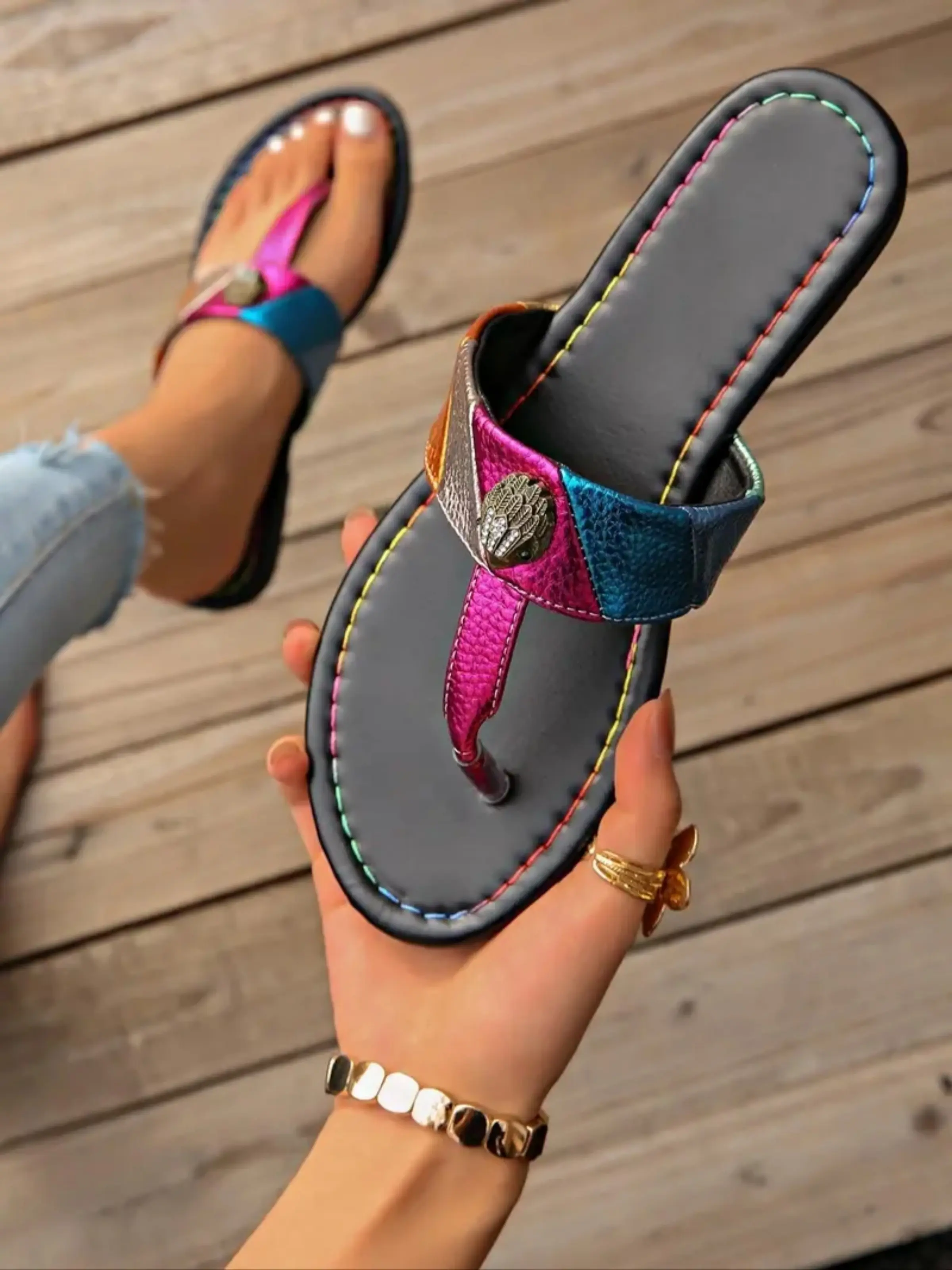 2026 New Colorblock Eagle Head Sandals for Women, Summer Outdoor Rainbow Contrast Toe Posture Slippers, Flat Beach Cool Flip Flops, Ladies Casual Non Slip Flat Thong Sandals, Holiday Vacation Walking Slide Sandals, Trendy Metallic Patchwork Flip Flops